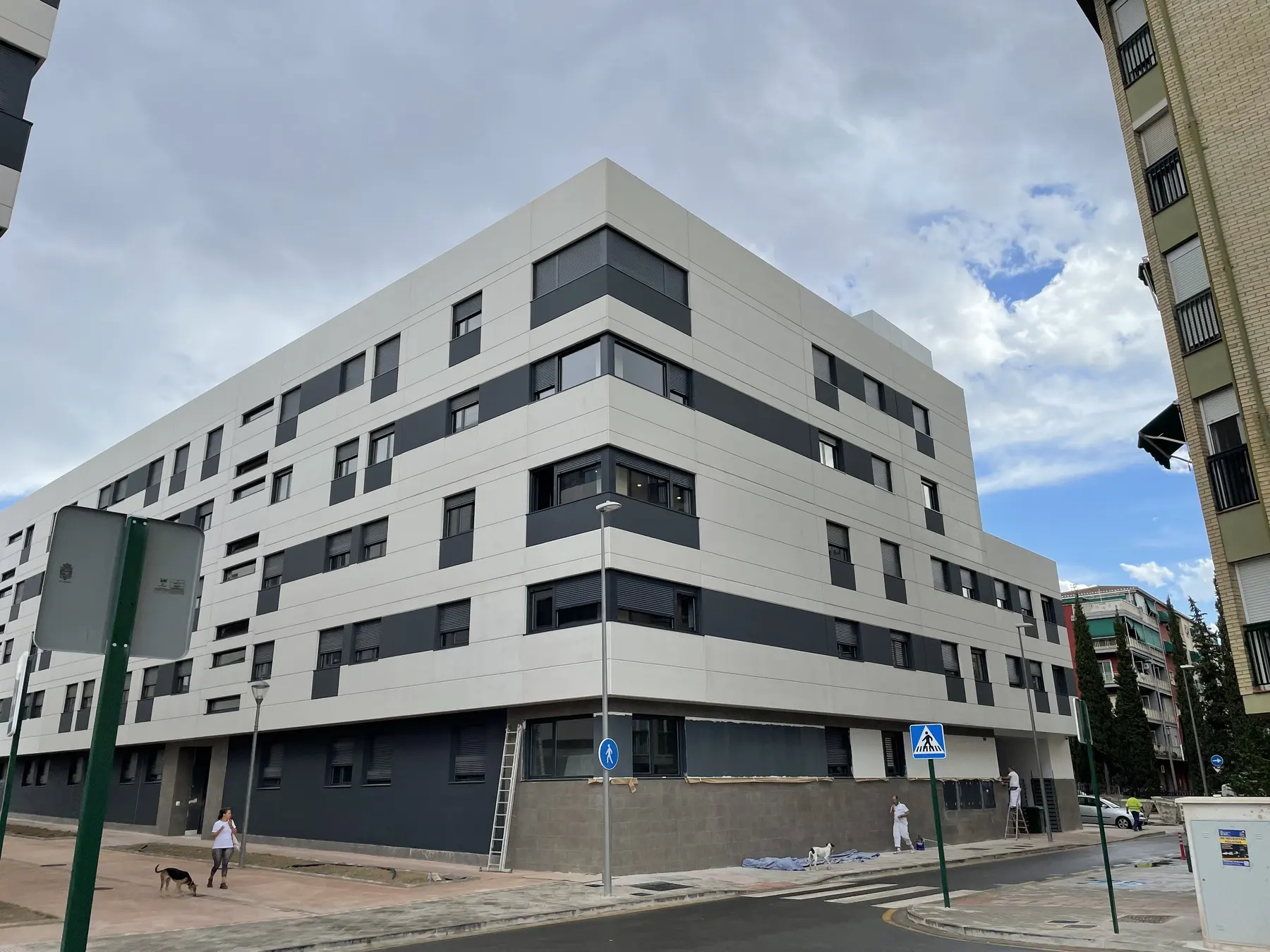 Exterior view of a multi-storey student residence in Granada
